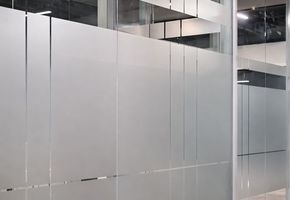 Компания Nayada реализовала проект с цельностеклянными перегородками Nayada Twin.