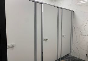 Сантехнические перегородки из HPL пластика от компании Nayada.